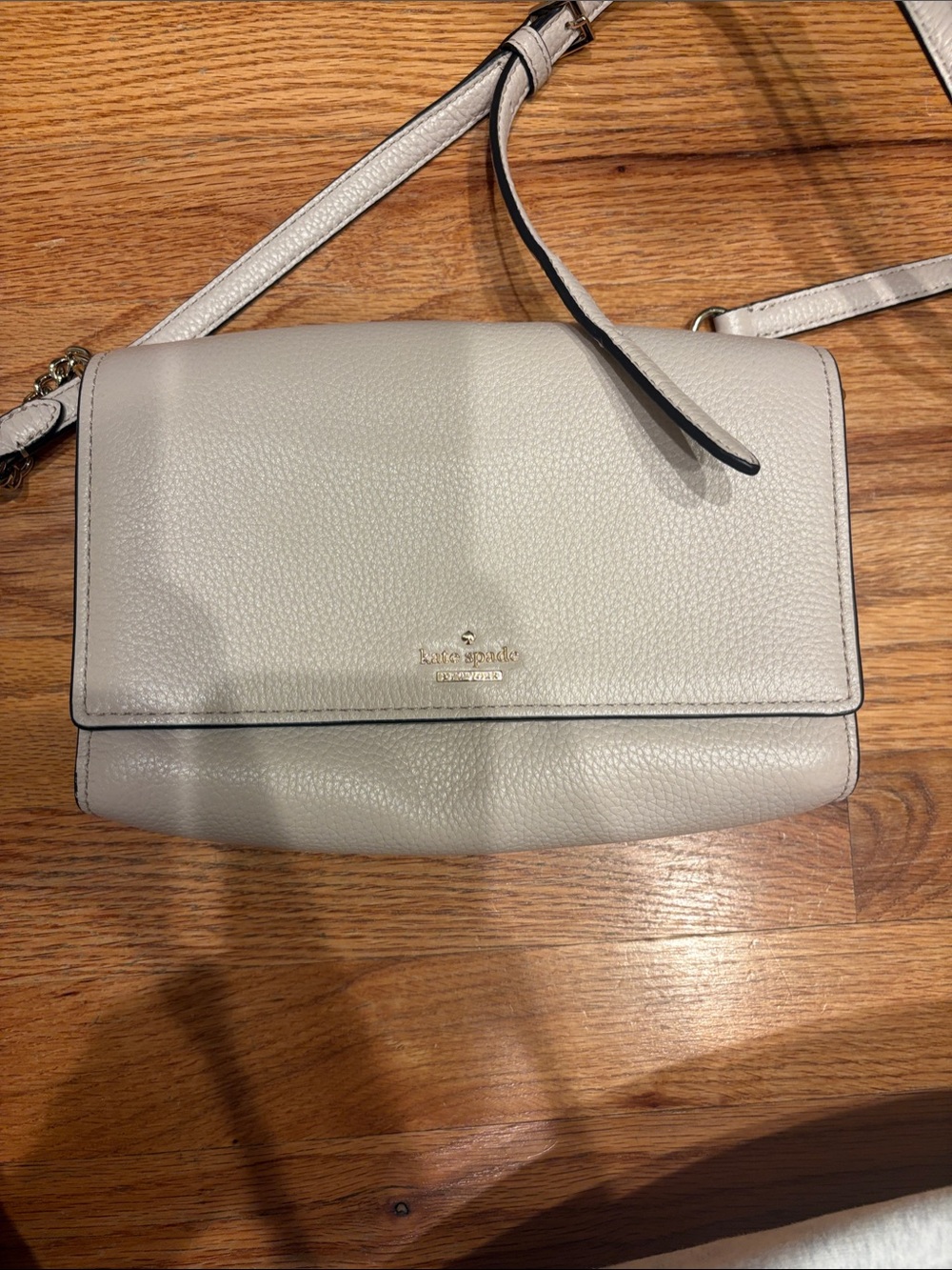 kate spade PebbledLeather Crossbody in Light Gray/ pink